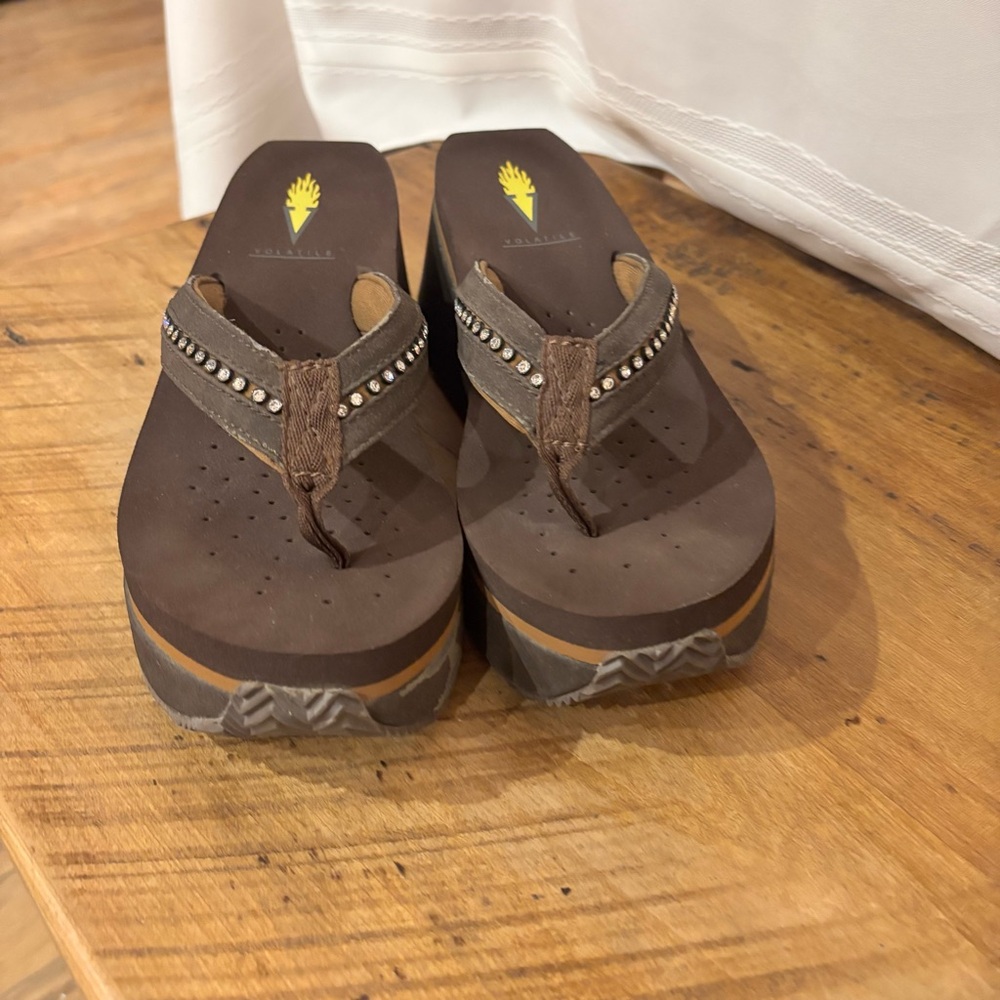 Volatile Brown with Rhinestone Embellishments Women's Sandals/Flip Flops Size 6 - Picture 5 of 8